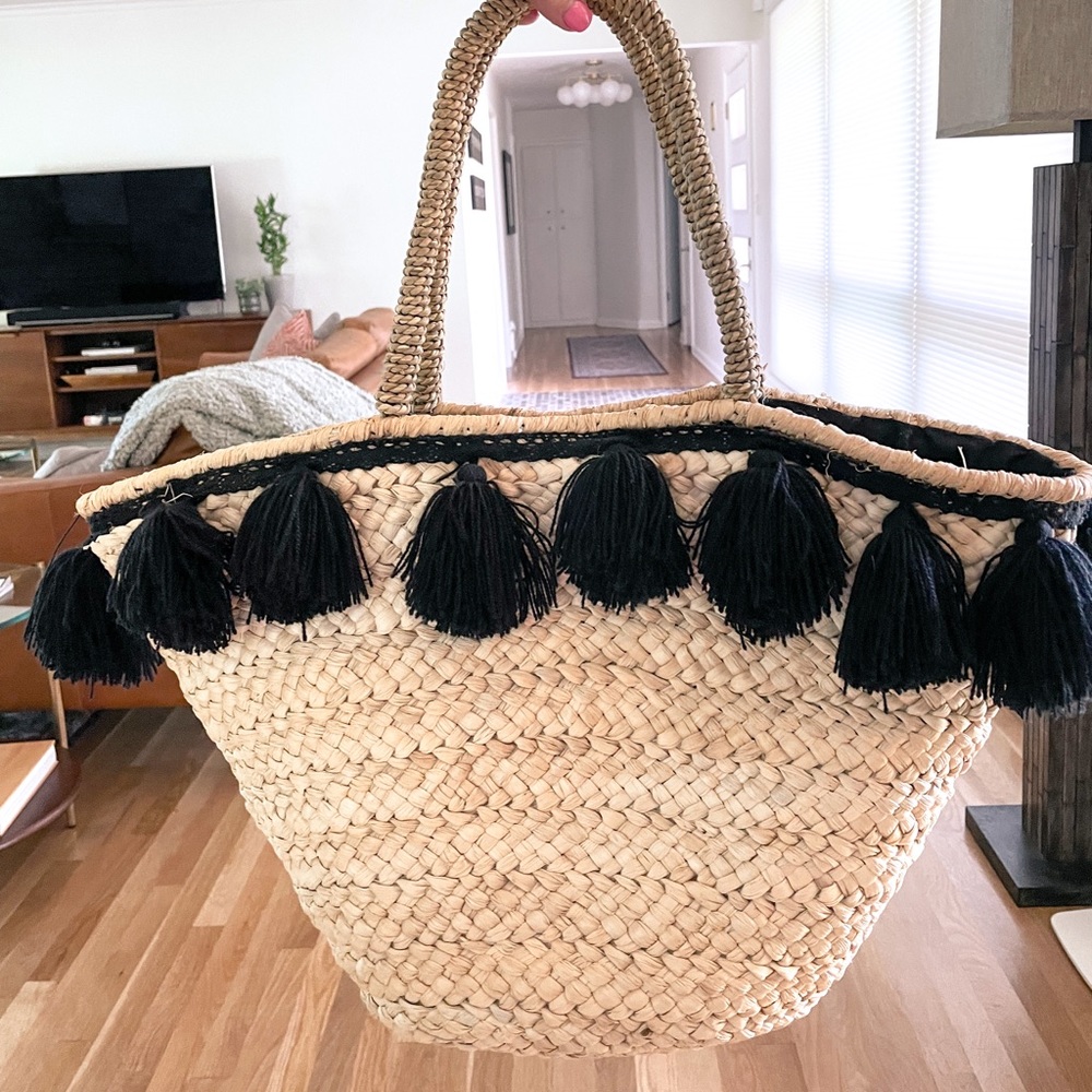 Beach bag with poms